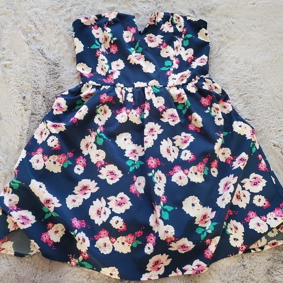 Dress - Picture 2 of 3